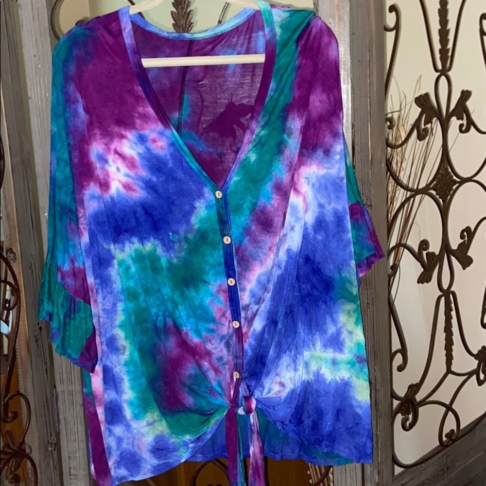 Plus size 3x tie dye 3/4 ruffle sleeve. Tie front.